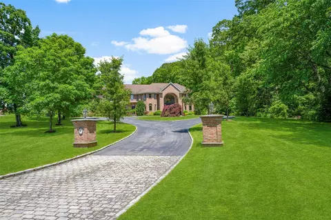 9 Oak Ridge Ct, Harrison, NY 10604