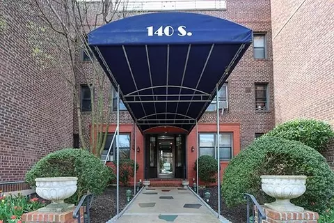 140 S Middle Neck Rd #3B, North Hempstead, NY 11021