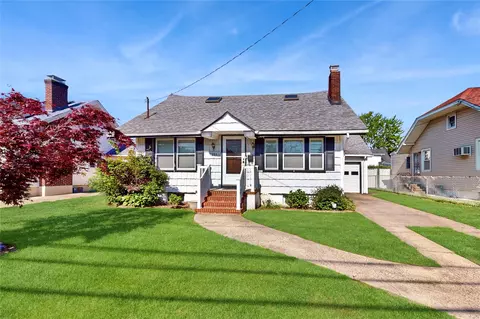 3294 4th St, Oceanside, NY 11572