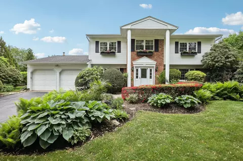 17 Suan Ct, Greenlawn, NY 11740