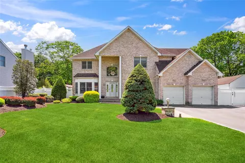 4 Millennium Ct, Bohemia, NY 11716