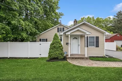 156 W 21st St, Huntington Station, NY 11746
