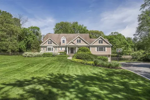 11 Seymour Pl E, North Castle, NY 10504