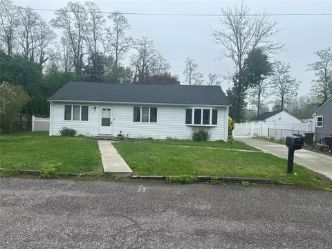 6 Helen St, Centereach, NY 11720