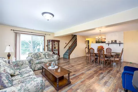 33 Atlas Ln, Hicksville, NY 11801