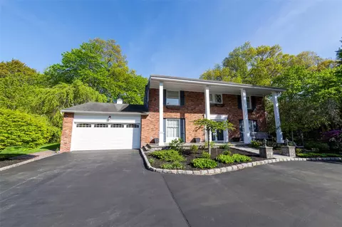 20 S Lot Rd, Smithtown, NY 11787