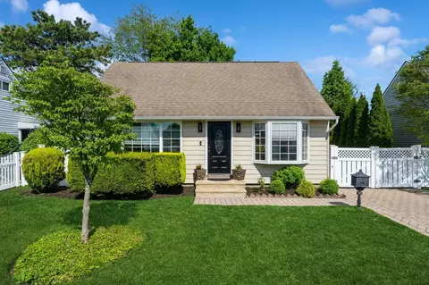 39 Briggs St, Hicksville, NY 11801