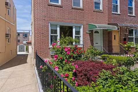 20-58 35th St, Astoria, NY 11105