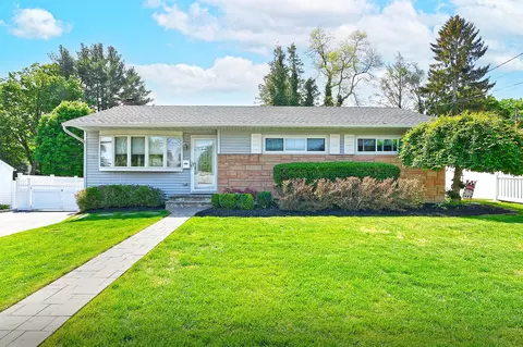 22 W Park Dr, Huntington Station, NY 11746