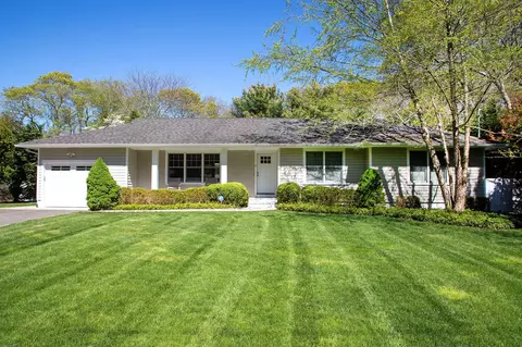 5 Tamarack Ln, East Quogue, NY 11942
