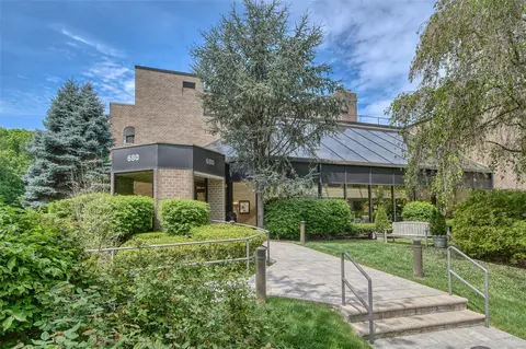 680 W Boston Post Rd #3R, Mamaroneck, NY 10543