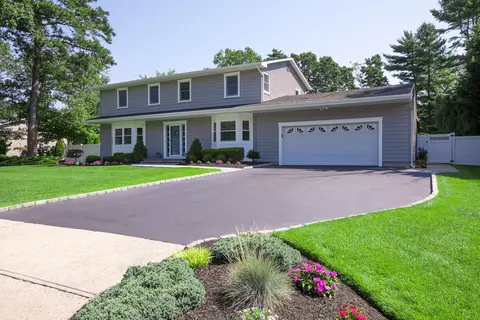 7 Jacqueline Ct, Port Jefferson Station, NY 11776
