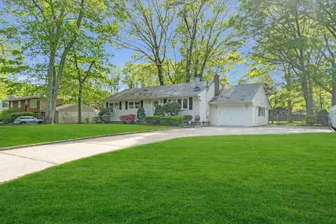 116 Ledgewood Dr, Smithtown, NY 11787