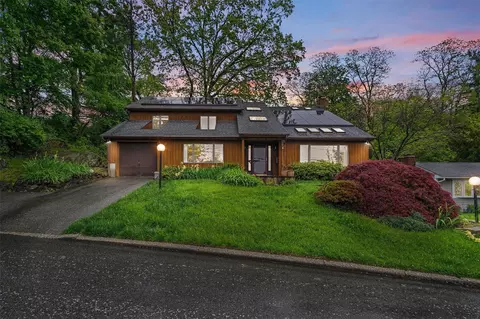 8 Wolf Rd, Cortlandt, NY 10520