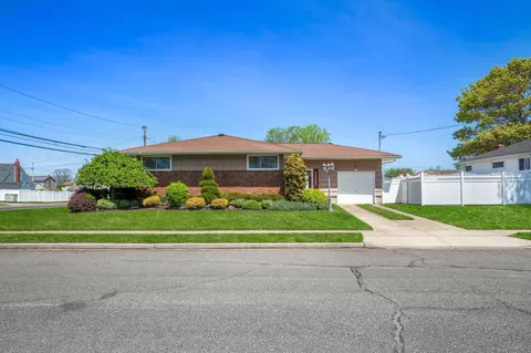 61 Spielman Ave, Farmingdale, NY 11735