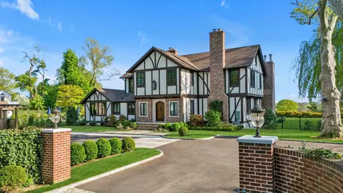 3 Prospect Ln, North Hempstead, NY 11050