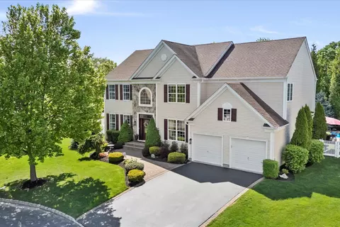 7 Moreland Ct, Mount Sinai, NY 11766