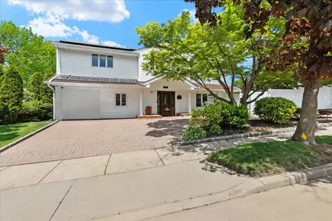 64 North Dr, North Hempstead, NY 11040