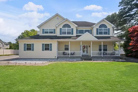 4 Taylor Ln, Medford, NY 11763