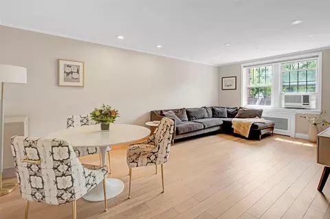 90 Knightsbridge Rd #3R, North Hempstead, NY 11021