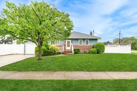 4 Edmore Ln S, West Islip, NY 11795