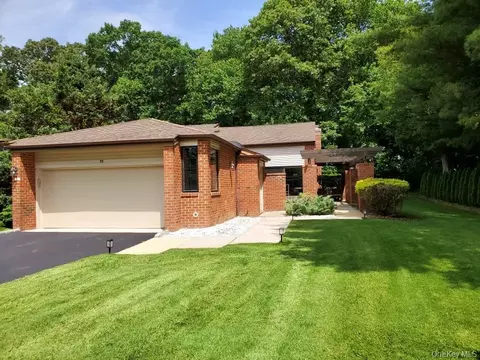 11 Nightingale Ct, North Hempstead, NY 11030