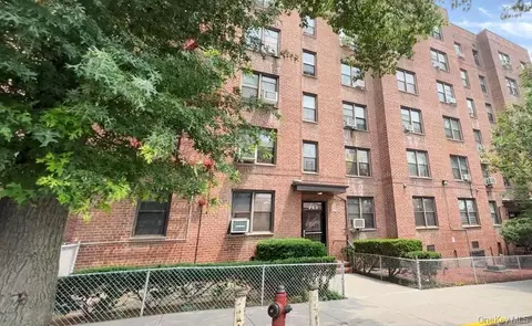 745 E 231 St #1F, New York, NY 10466