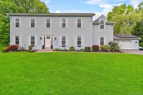 8 Red Oak Ct, Wallkill, NY 10941