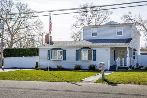 40 Fry Blvd, Patchogue, NY 11772