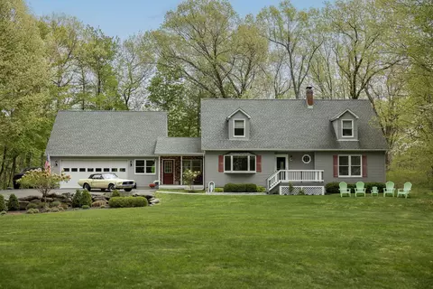 7 Glen View Dr, Red Hook, NY 12571