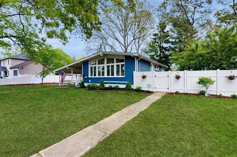 431 Renee Dr, Bayport, NY 11705