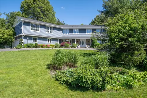 1 Anvil Ct, Dix Hills, NY 11746