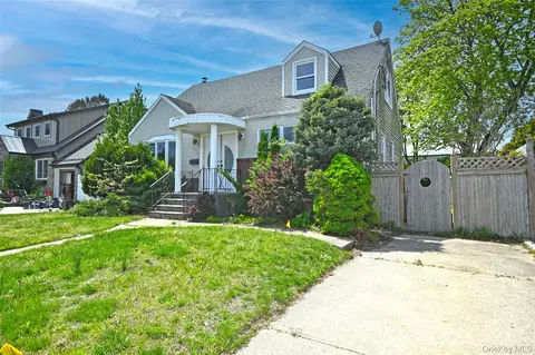 2198 Willow St, Wantagh, NY 11793