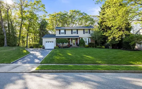 90 Gannet Dr, Commack, NY 11725