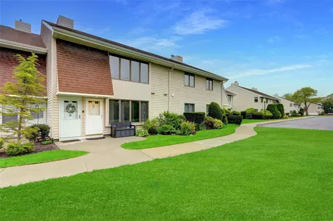 20 Laurel Ave #83, East Islip, NY 11730
