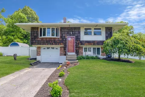 49 Bobcat Ln, Setauket, NY 11733