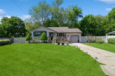 24 Larry Rd, Selden, NY 11784