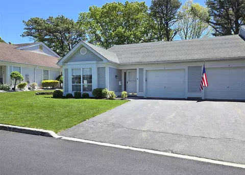 6 Brookville Ct, Ridge, NY 11961