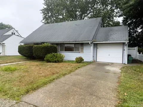 3157 Brixton Ln, Levittown, NY 11756