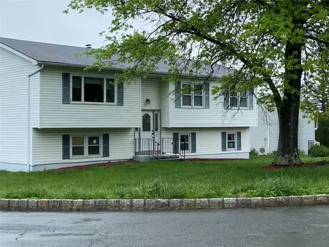 18 Prides Xing, Washingtonville, NY 10992