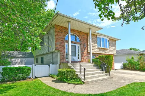 64 S Nassau St, Bethpage, NY 11714