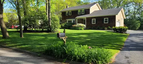 25 Grassy Pond Dr, Smithtown, NY 11787