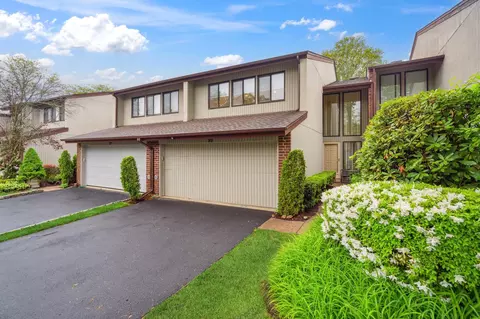 98 Foxwood Dr, Jericho, NY 11753