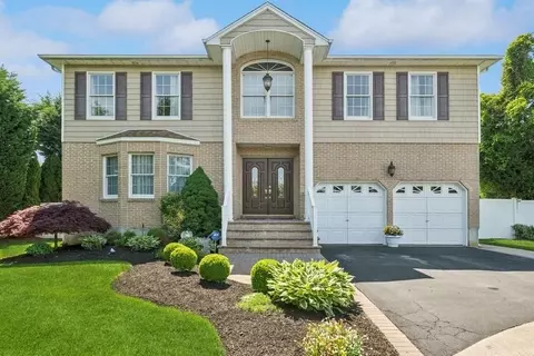 2062 Washington Ave, Seaford, NY 11783