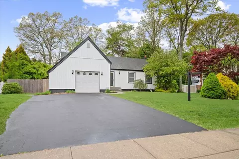 12 Graystone Ln, Smithtown, NY 11787