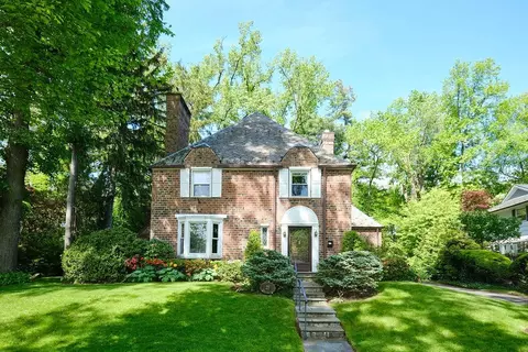 21 Hereford Rd, North Hempstead, NY 11020