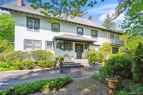 17 The Intervale, North Hempstead, NY 11576