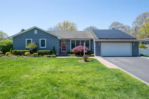 98 Gillette Ave, Patchogue, NY 11772