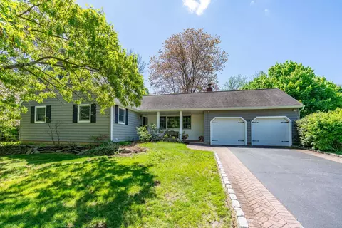 24 Cider Mill Ln, Huntington, NY 11743