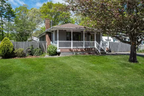 32 Robinwood St, Mastic, NY 11950